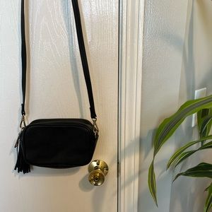 Black H&M crossbody bag 💛
